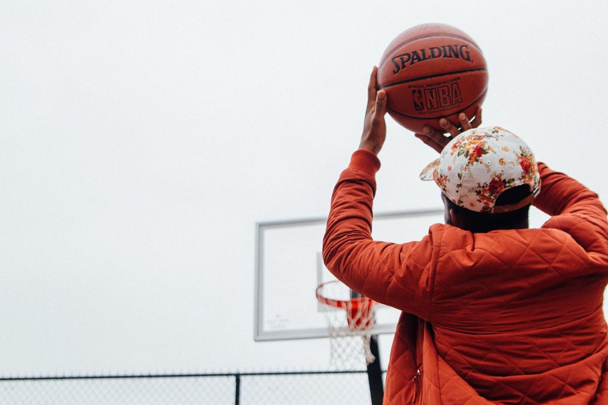 Basketballschuhe auf einem Hallenboden