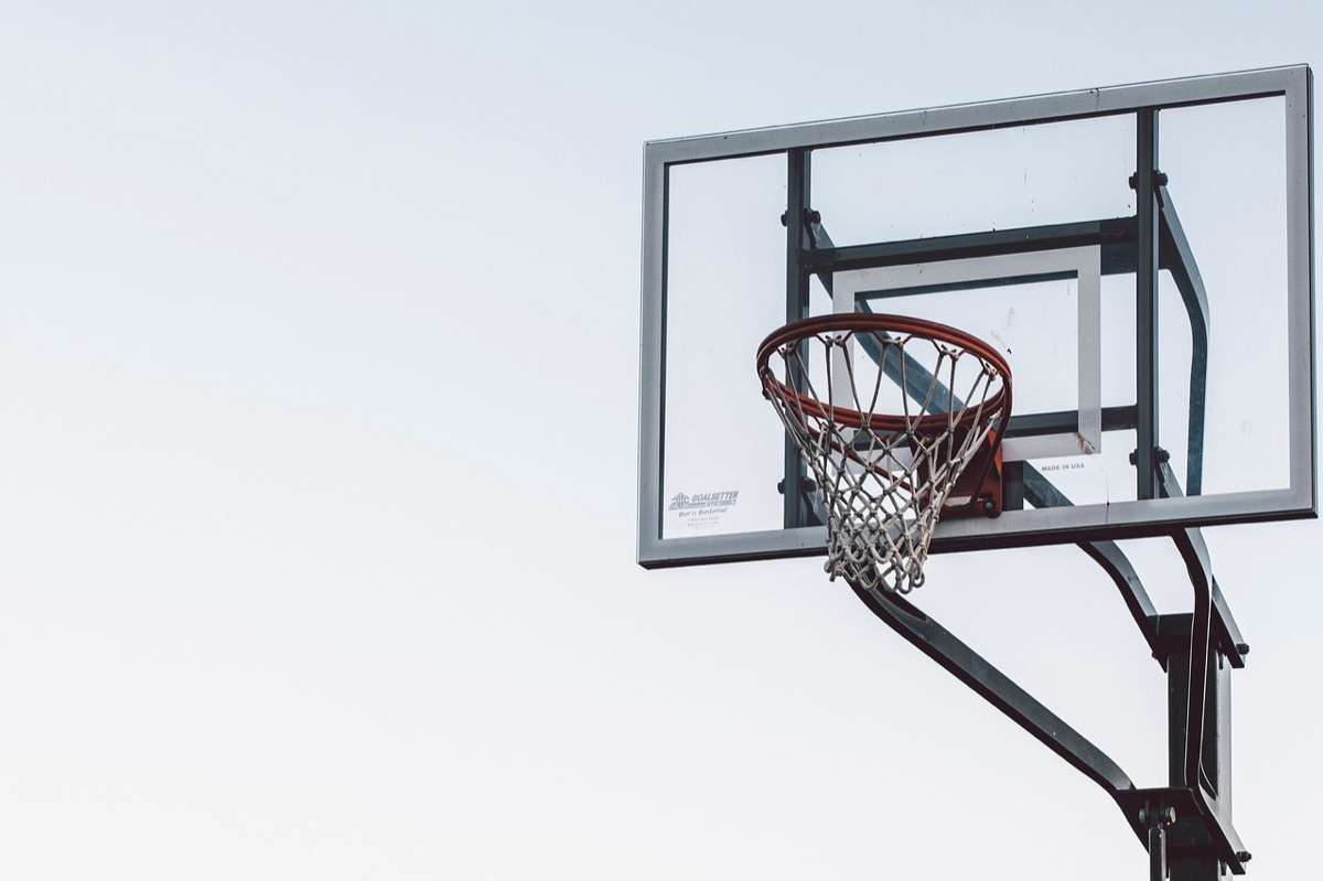 Équipement de base pour le basketball : ballon et chaussures
