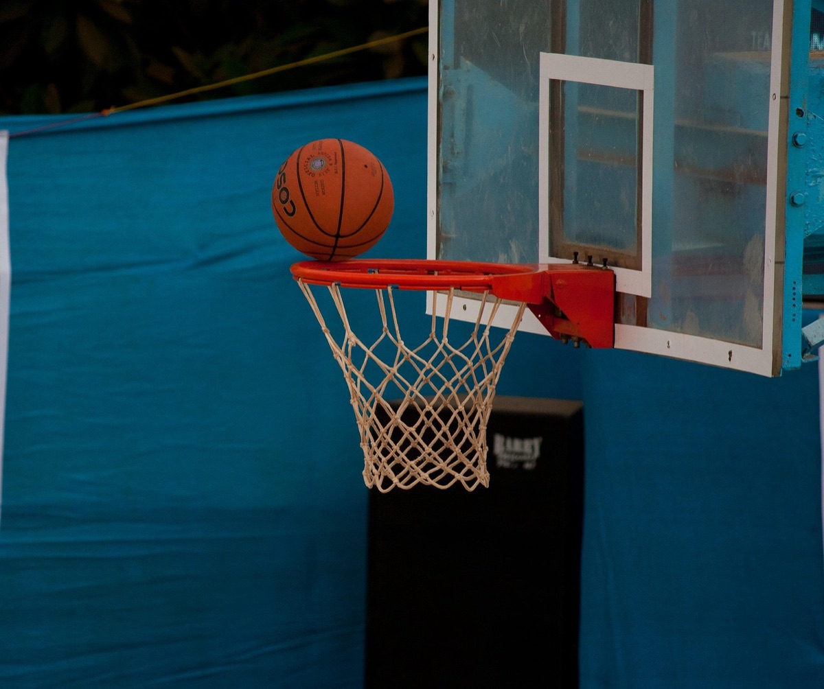 Canestro da basket e rete in un impianto sportivo