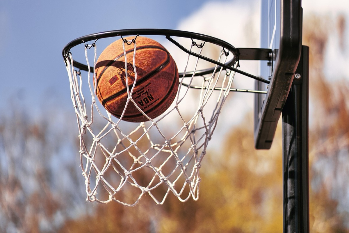 Een groot basketbalstadion tijdens een wedstrijd