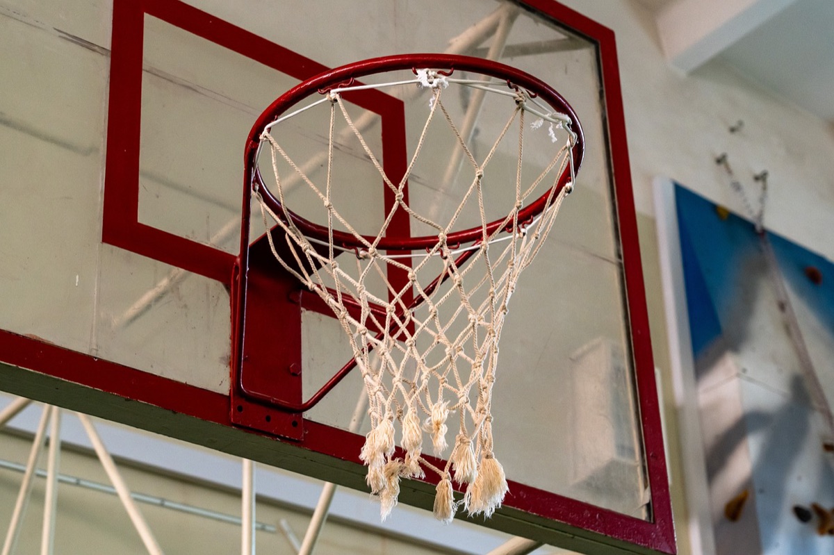Equipamento essencial de basquete: bola e tênis.