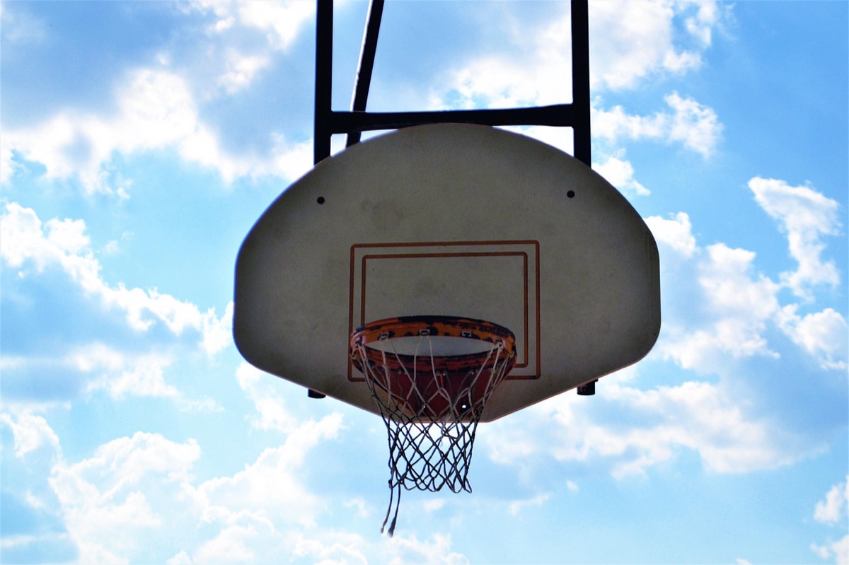 Close-up de uma cesta de basquete com rede.