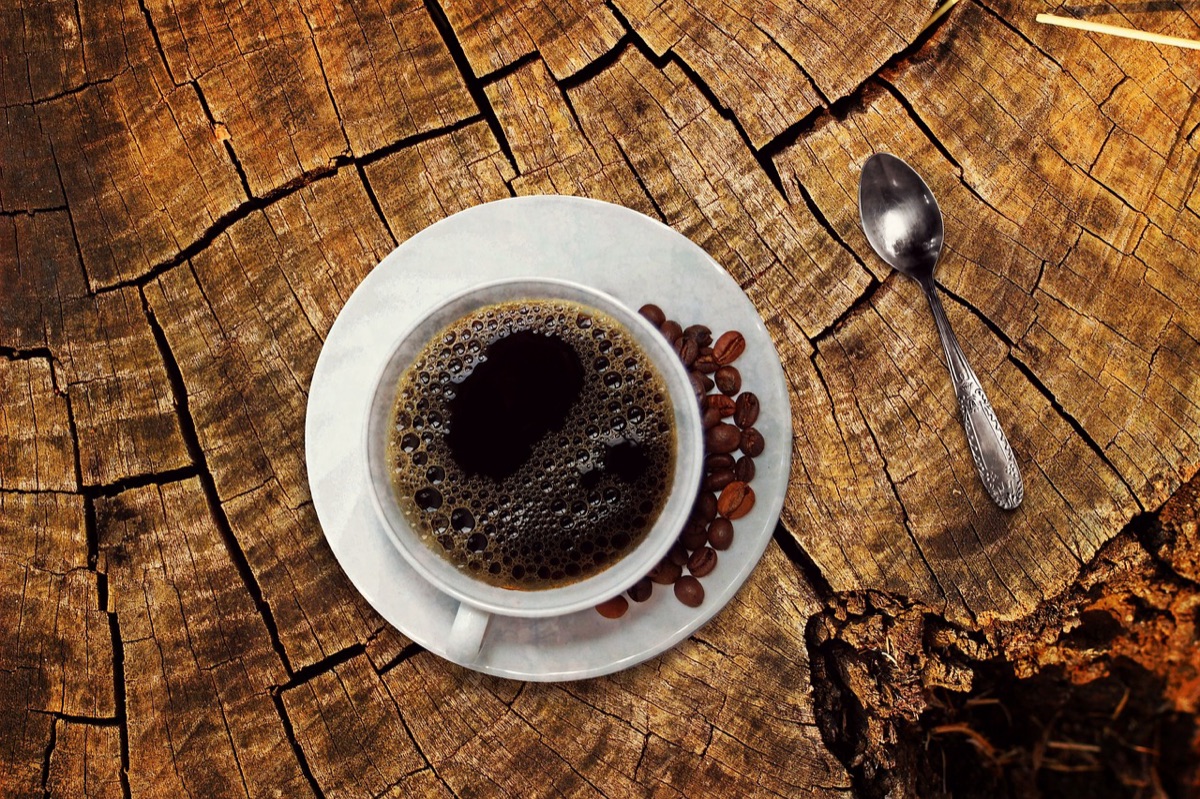 Café frio em mesa com tela de vídeo