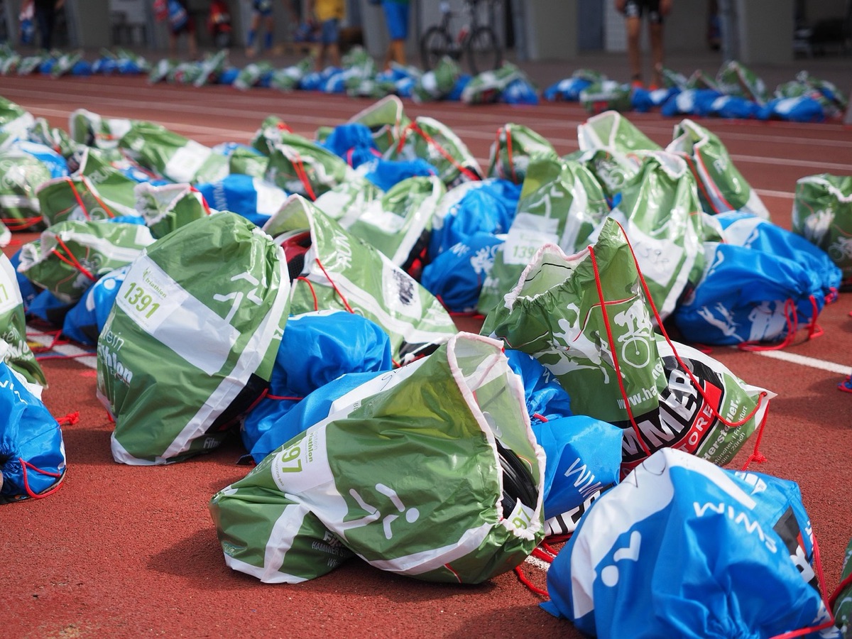 Partecipante apre borsa sportiva